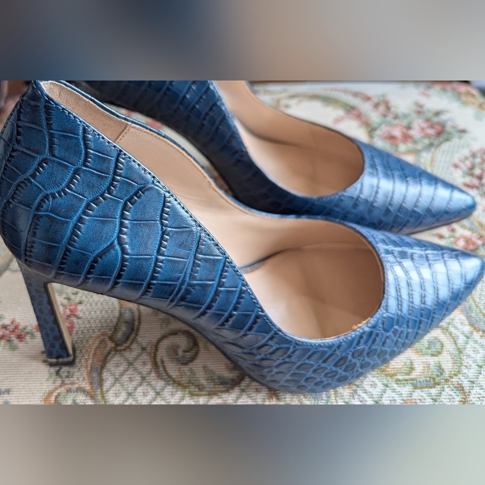 NEW White House Black Market Blue Croc-Embossed Heels Women's 7
